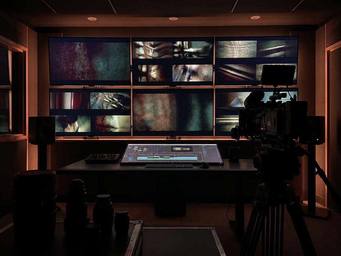 Monitorwand mit mehreren generierten Filmframes und Szenenvarianten